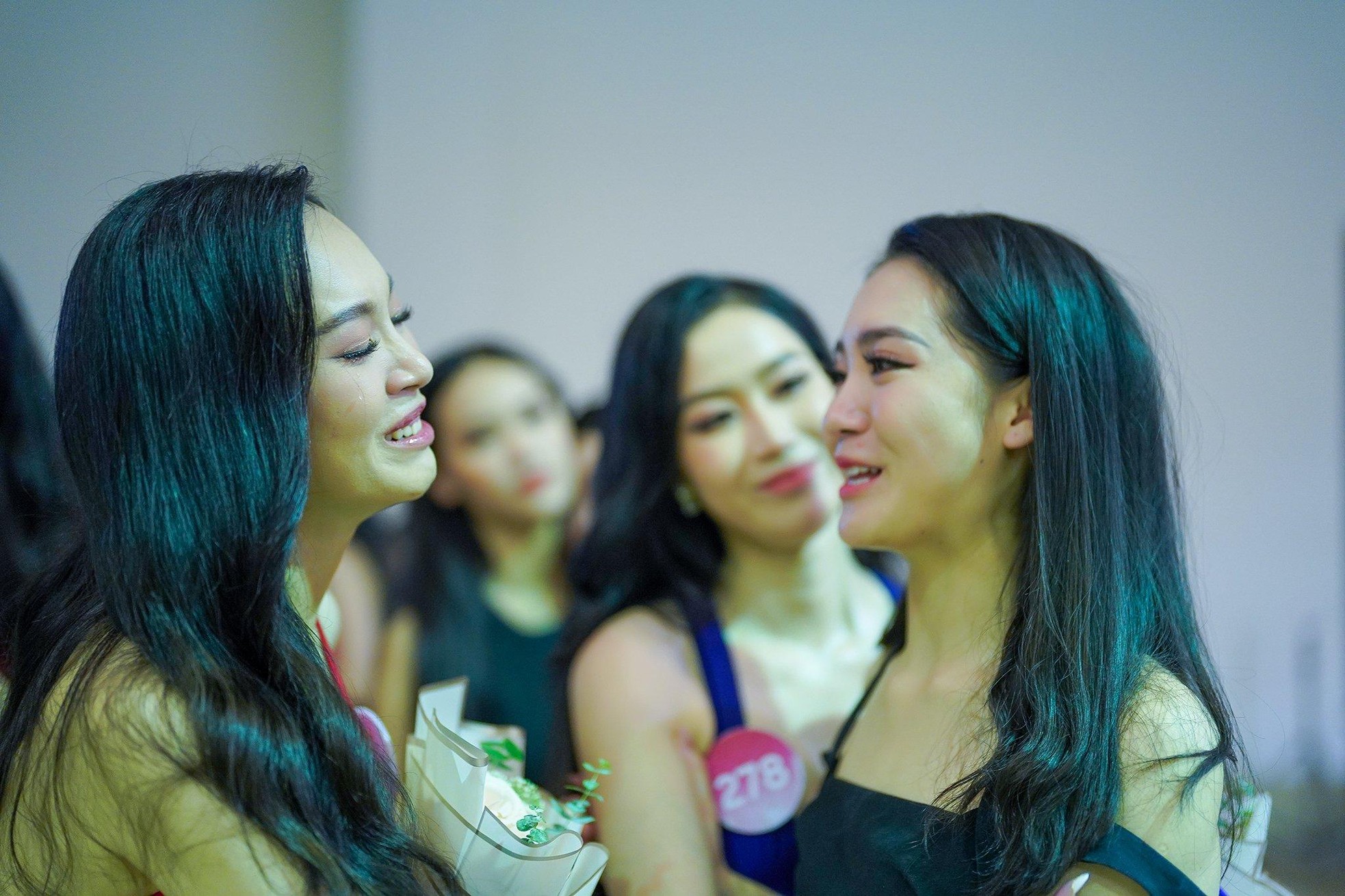 Thí sinh ôm nhau khóc khi chia tay Hoa hậu Việt Nam 2022 - Ảnh 9.