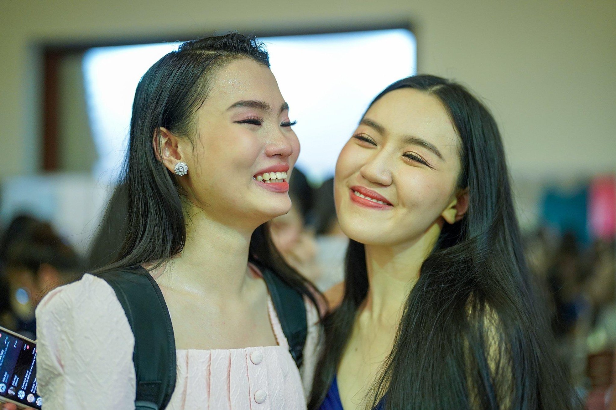 Thí sinh ôm nhau khóc khi chia tay Hoa hậu Việt Nam 2022 - Ảnh 13.