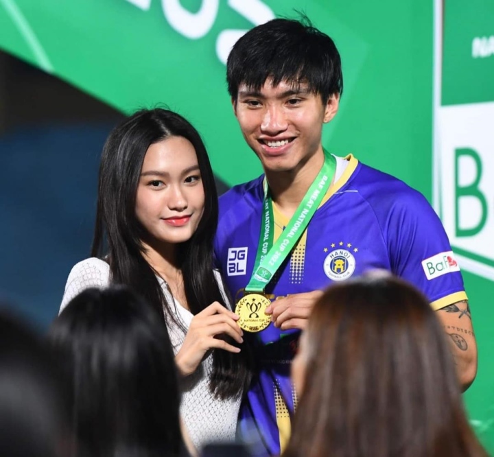 Bạn gái Văn Hậu nổi bật trong lễ ăn mừng chức vô địch của Hà Nội FC - Ảnh 3.