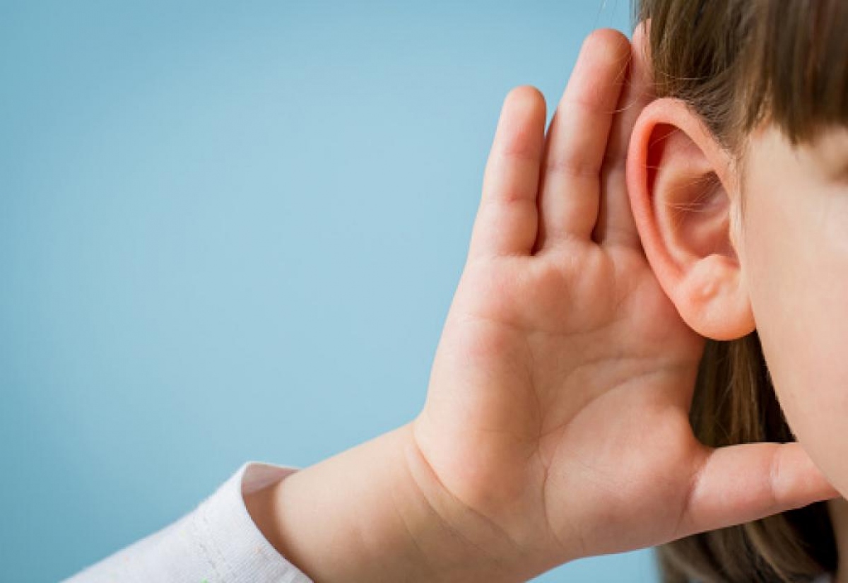 4 dấu hiệu chứng tỏ con bạn bị viêm tai - Ảnh 1.