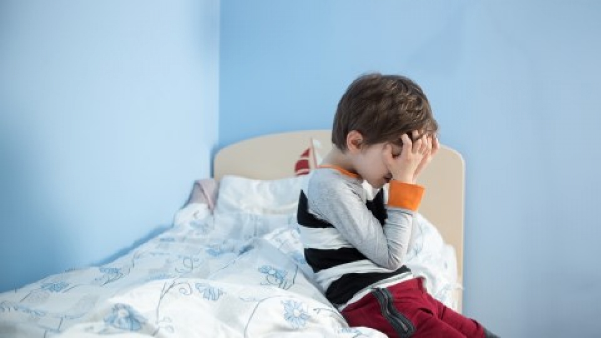 4 dấu hiệu chứng tỏ con bạn bị viêm tai - Ảnh 2.