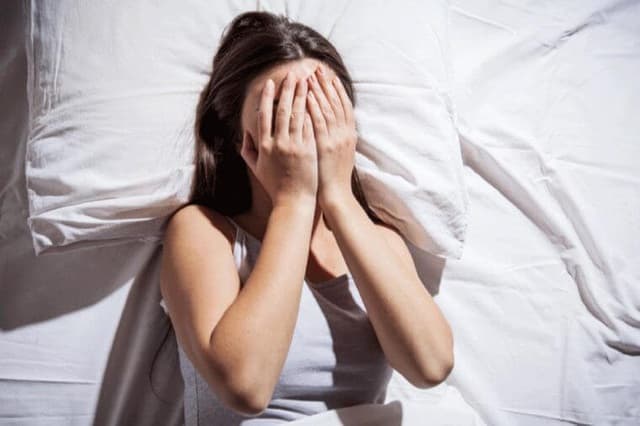 Bật tivi khi ngủ có thể dẫn tới hậu quả mà chị em nào cũng sợ - Ảnh 2.
