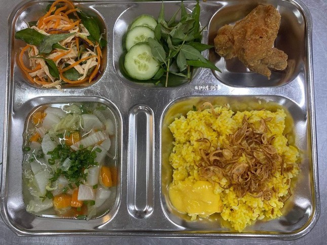 Sau vụ ngộ độc thực phẩm, hàng trăm học sinh Trường Ischool Nha Trang đi học lại - Ảnh 3.
