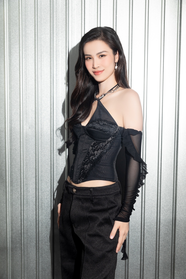 Đông Nhi chỉ cách xử lí khi lỡ bắt gặp người yêu đang chở cô gái khác, đền kính cho fan vì nhảy phụ hoạ quá sung - Ảnh 4. Đông Nhi chỉ cách xử lí khi lỡ bắt gặp người yêu đang chở cô gái khác, đền kính cho fan vì nhảy phụ hoạ quá sung - Ảnh 4.