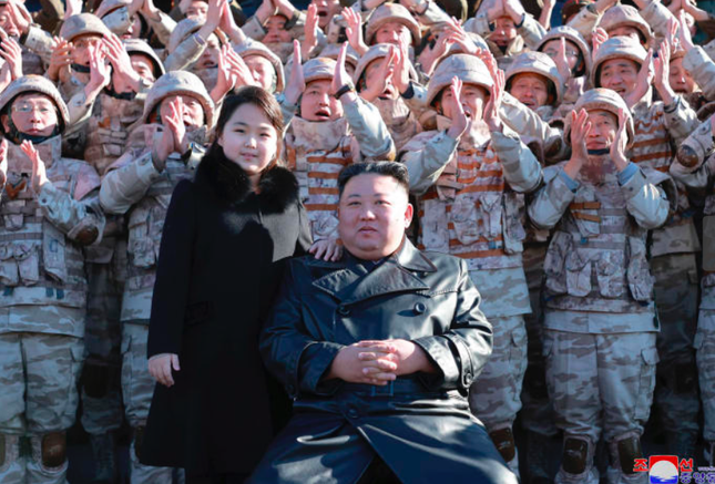 Con gái ông Kim Jong Un tái xuất, đốt nóng tranh luận về người kế vị - Ảnh 3.