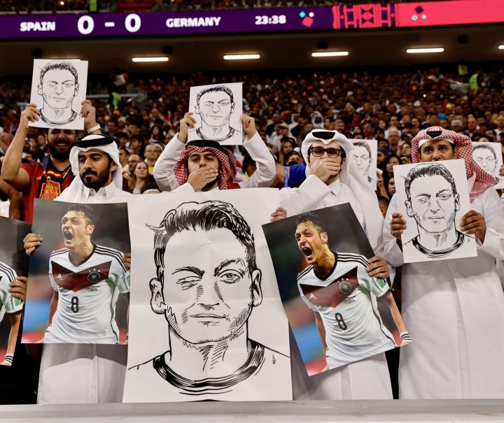 Lý do CĐV Qatar mang ảnh Ozil đến xem trận Tây Ban Nha gặp Đức - Ảnh 1.
