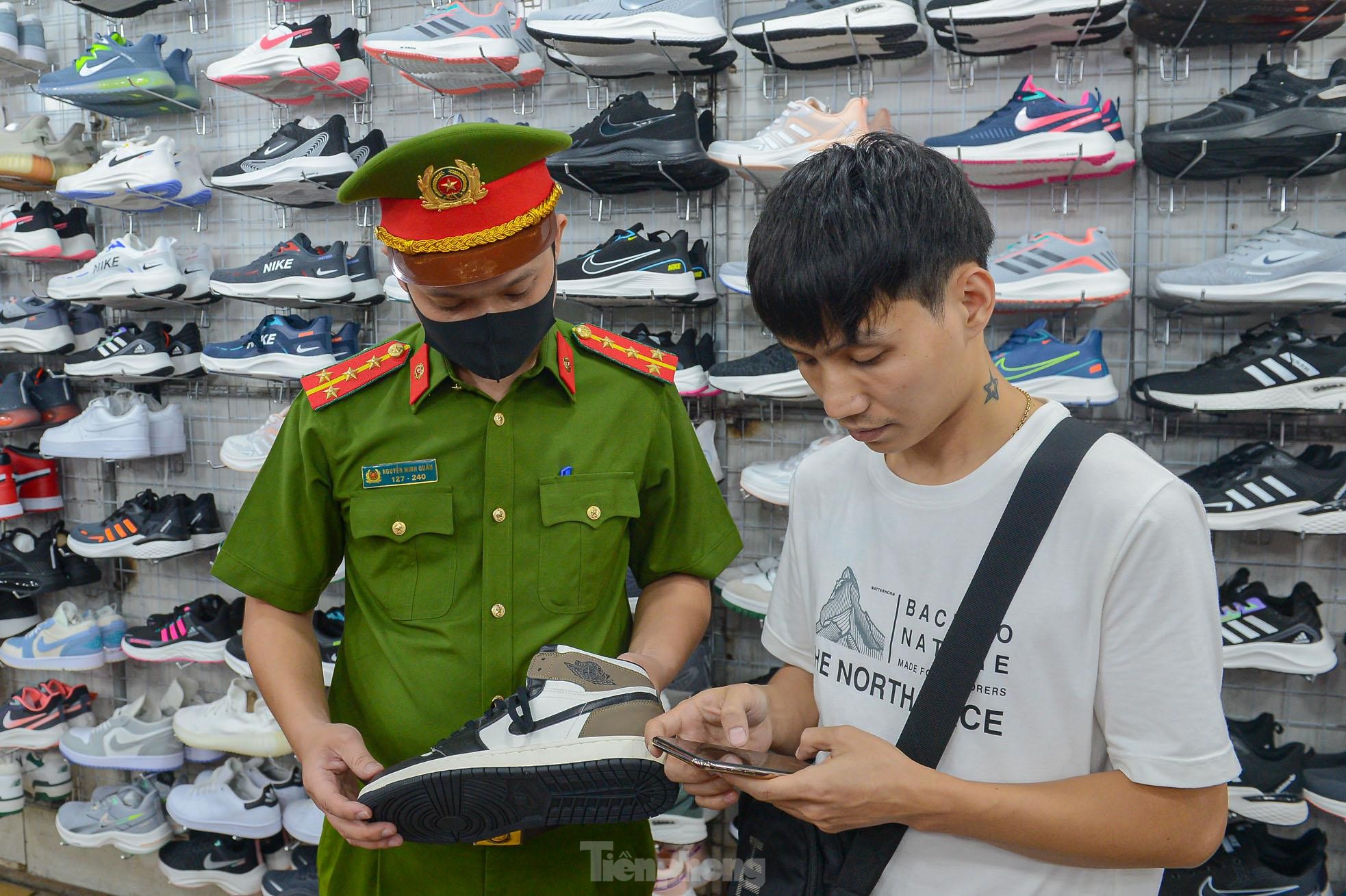 &quot;Hàng hiệu 200k&quot;, giày Nike vài trăm nghìn đồng tại chợ đêm phố đi bộ Hà Nội - Ảnh 3.