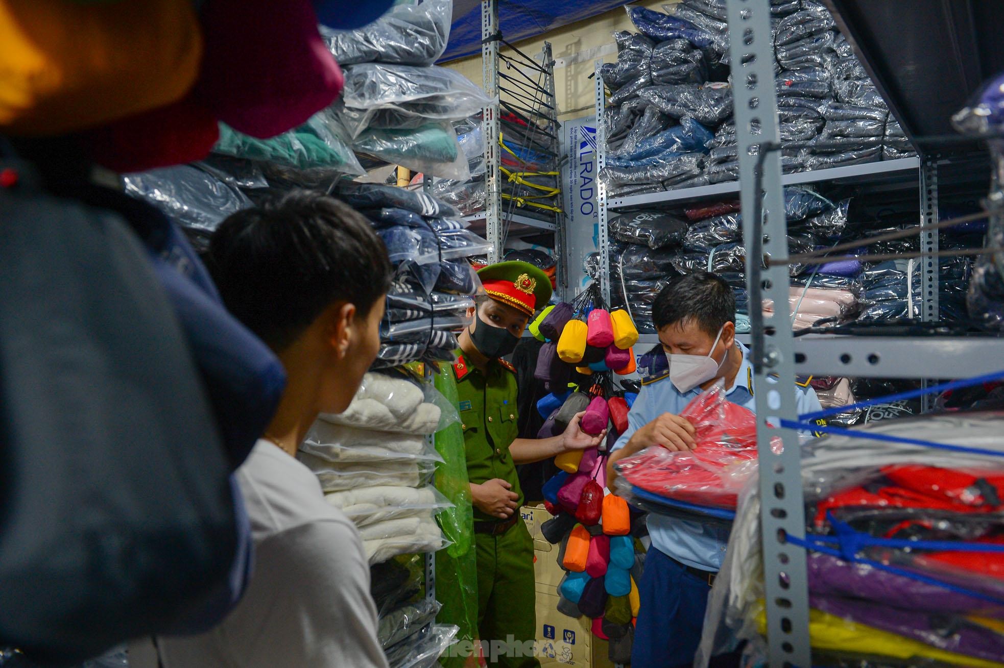 "Hàng hiệu 200k", giày Nike vài trăm nghìn đồng tại chợ đêm phố đi bộ Hà Nội - Ảnh 5. "Hàng hiệu 200k", giày Nike vài trăm nghìn đồng tại chợ đêm phố đi bộ Hà Nội - Ảnh 5.