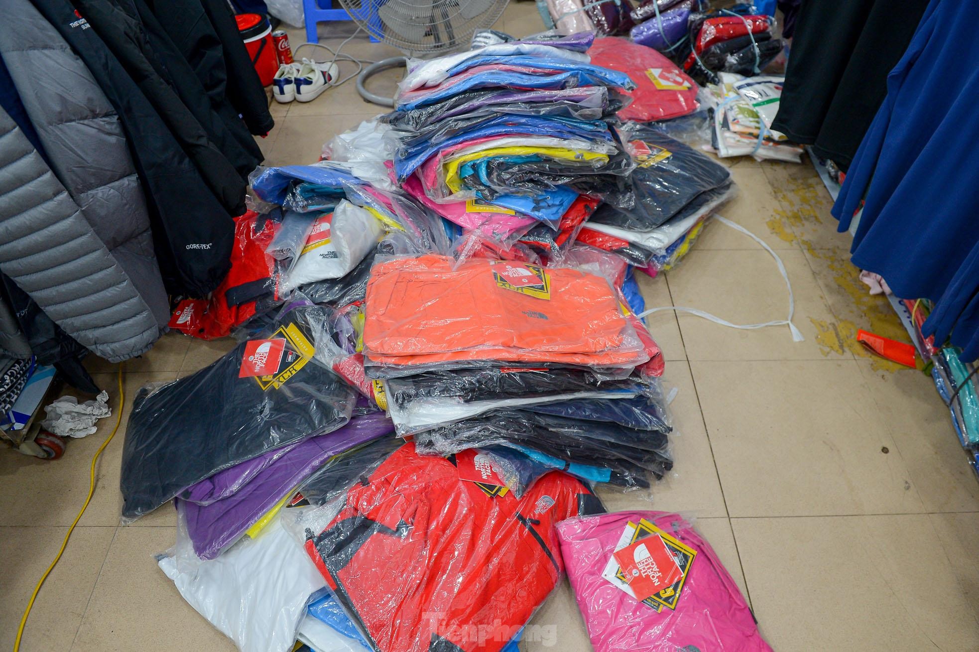 "Hàng hiệu 200k", giày Nike vài trăm nghìn đồng tại chợ đêm phố đi bộ Hà Nội - Ảnh 7. "Hàng hiệu 200k", giày Nike vài trăm nghìn đồng tại chợ đêm phố đi bộ Hà Nội - Ảnh 7.