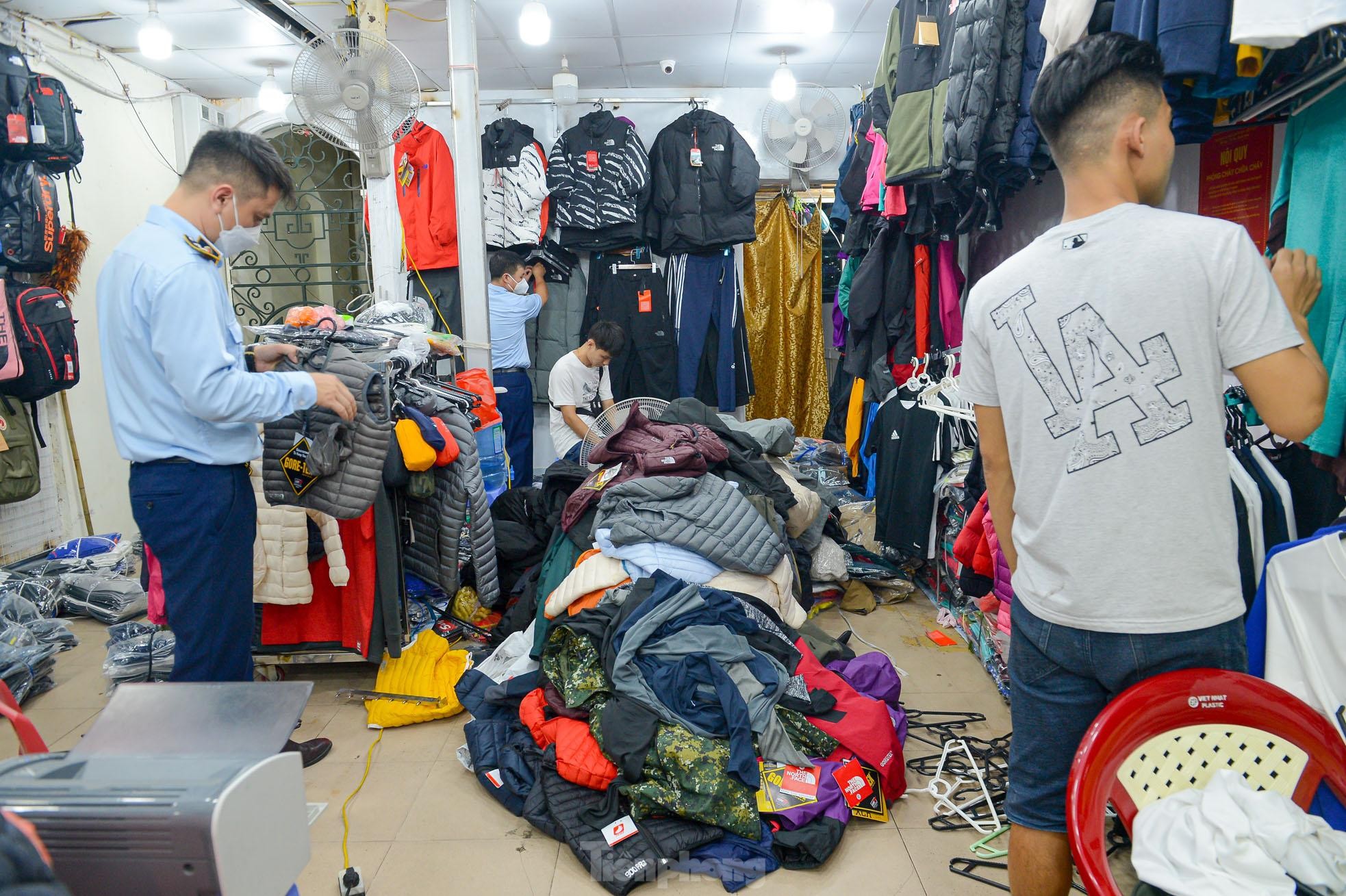 &quot;Hàng hiệu 200k&quot;, giày Nike vài trăm nghìn đồng tại chợ đêm phố đi bộ Hà Nội - Ảnh 8.
