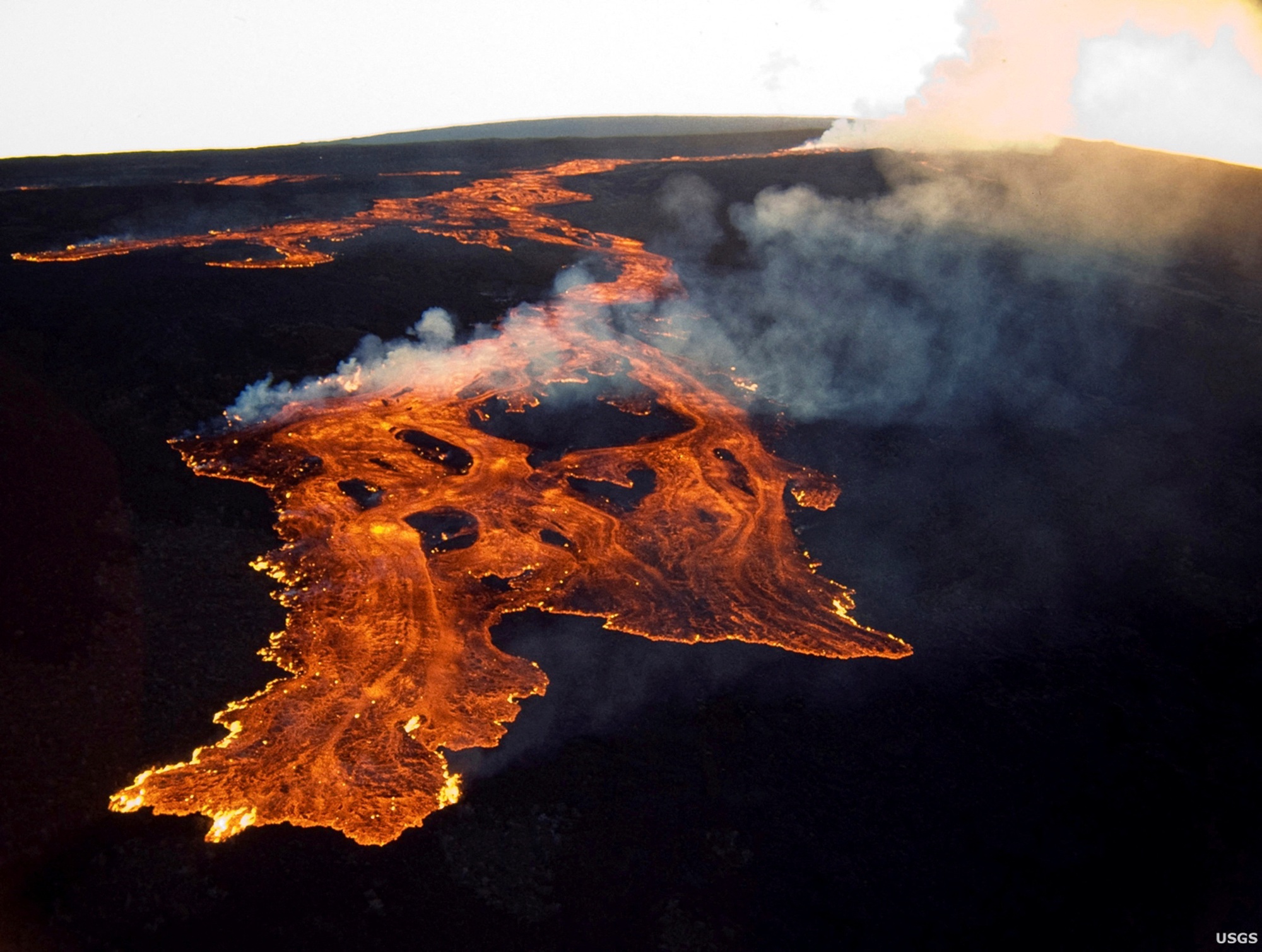 Núi lửa lớn nhất thế giới phun trào sau gần 40 năm - Ảnh 6.