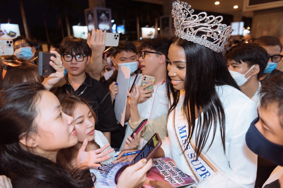 Hoa hậu Siêu quốc gia 2022 bất ngờ trước sự chào đón của fans Việt - Ảnh 2.