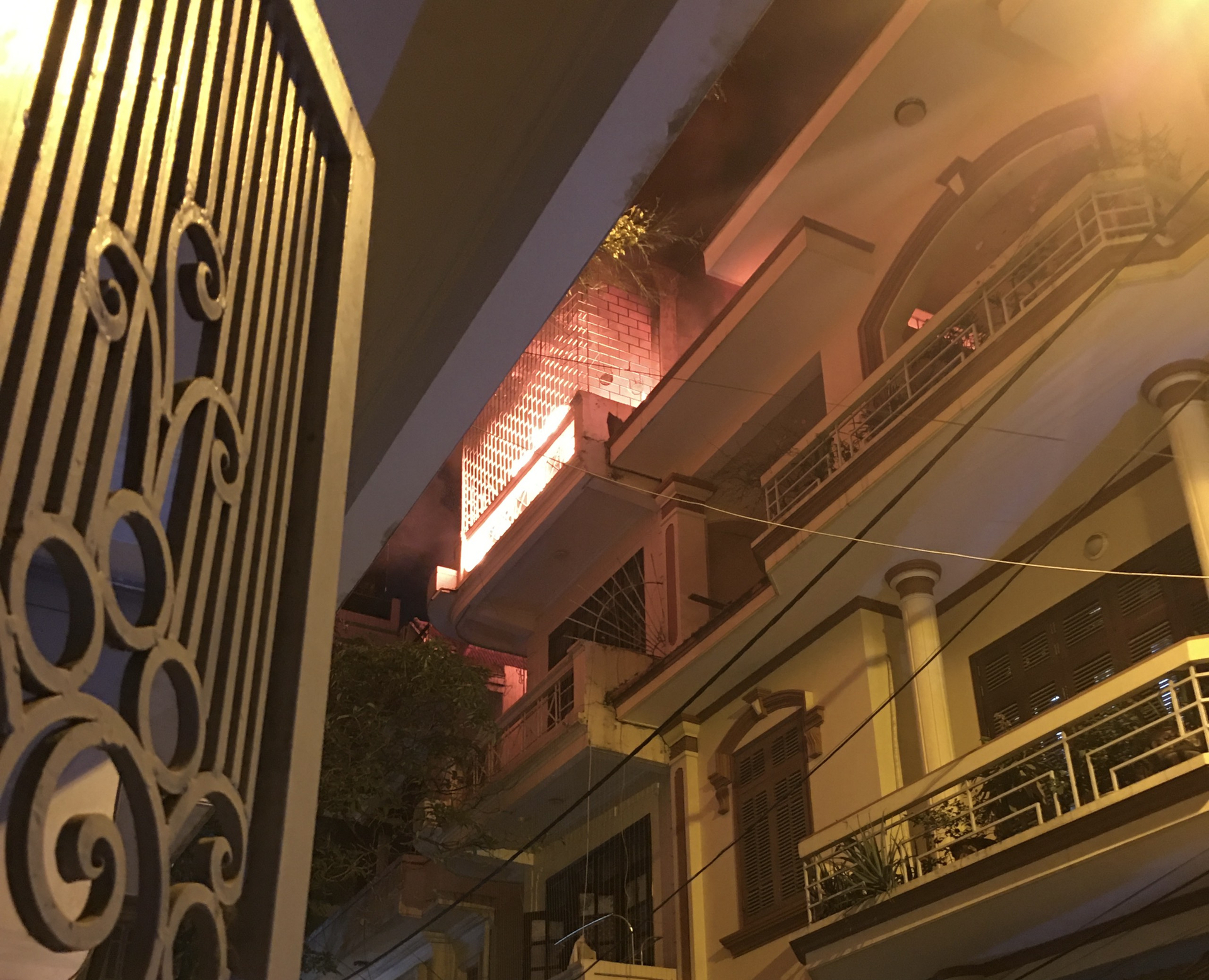 Hà Nội: Cháy nhà 4 tầng trên phố Hoàng Cầu trong đêm - Ảnh 1.