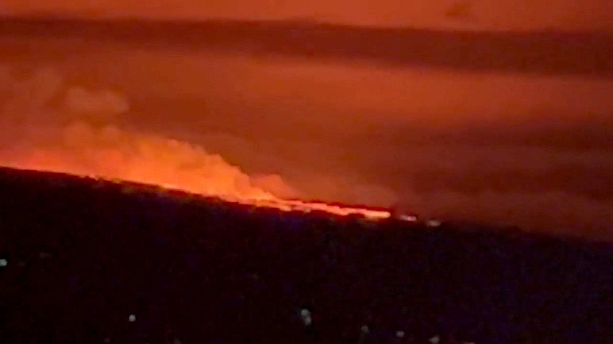 Núi lửa lớn nhất thế giới phun trào sau gần 40 năm - Ảnh 1.