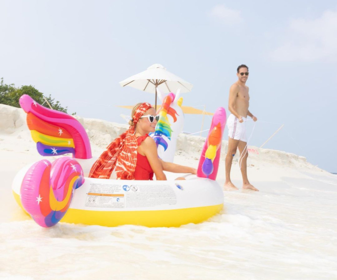 Paris Hilton và chồng kỉ niệm ngày cưới tại hòn đảo riêng - Ảnh 2.