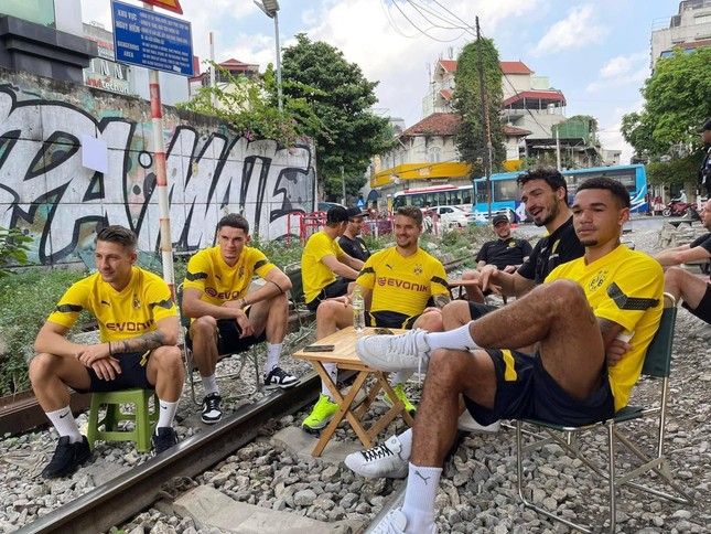 Hà Nội: Xác minh thông tin cầu thủ CLB Dortmund ngồi cà phê đường tàu - Ảnh 1.