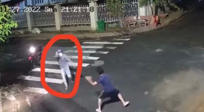 CLIP: Người phụ nữ bị tên cướp dùng dao cứa cổ trên đường phố Biên Hòa - Ảnh 2.