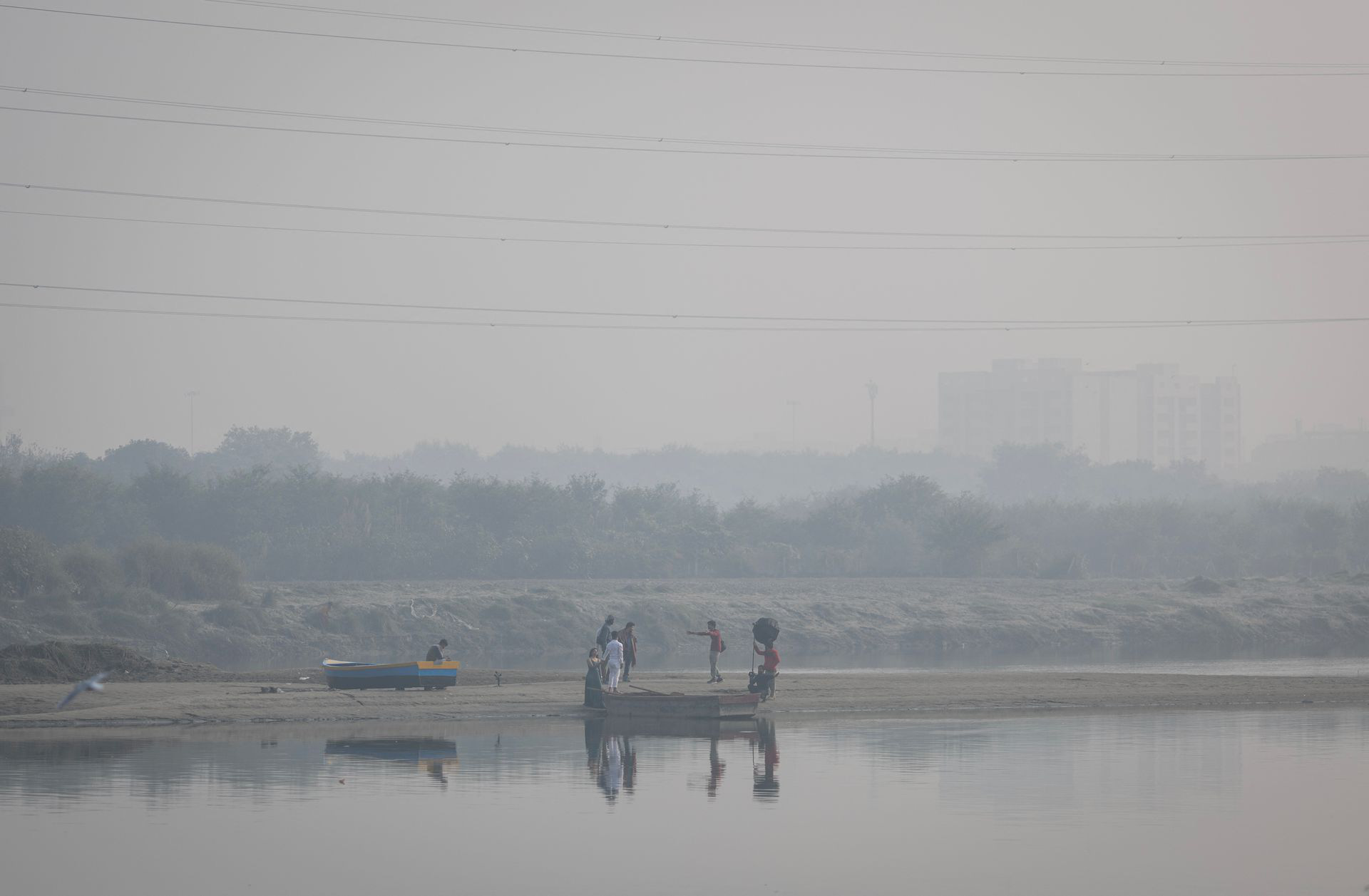 Ô nhiễm không khí nghiêm trọng, cư dân New Delhi kêu gọi đóng cửa trường học - Ảnh 1.