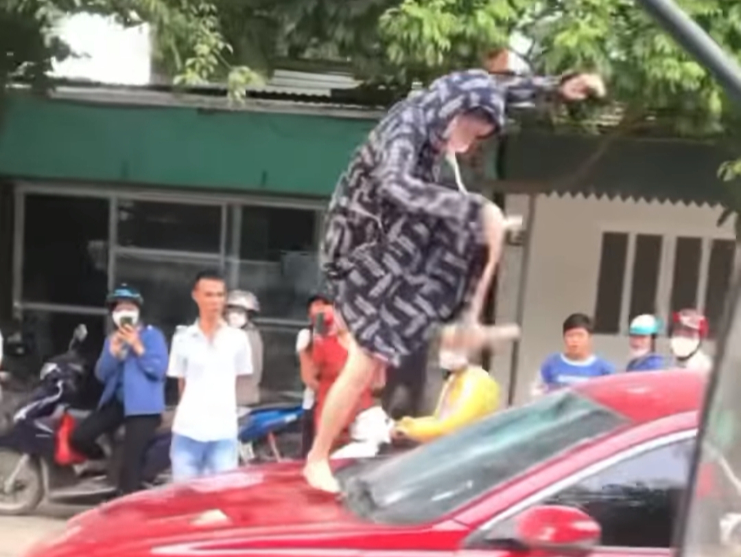 Người phụ nữ tung cước đạp vỡ kính ôtô, cắn đứt tai cô gái bị khởi tố - Ảnh 1. Người phụ nữ tung cước đạp vỡ kính ôtô, cắn đứt tai cô gái bị khởi tố - Ảnh 1.