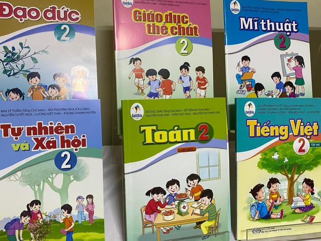 Giá sách giáo khoa cao vì bán... 'bia kèm lạc'? - Ảnh 2.