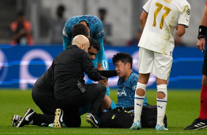 CĐV Hàn Qu&ocirc;́c lo s&ocirc;́t vó vì Son Heung Min bị chấn thương - Ảnh 2.