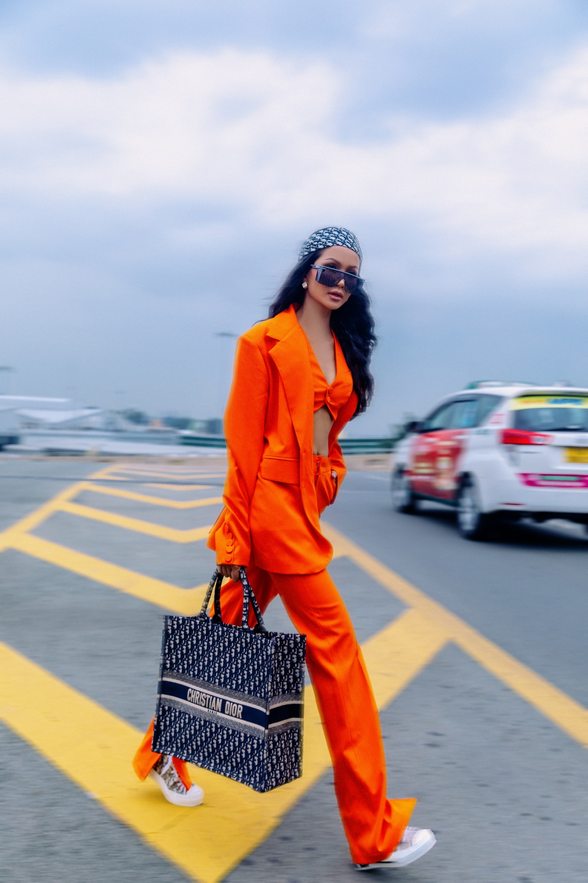 H'Hen Niê khoe phong cách thời trang sân bay &quot;cực chất&quot; với sắc cam nóng bỏng - Ảnh 6.