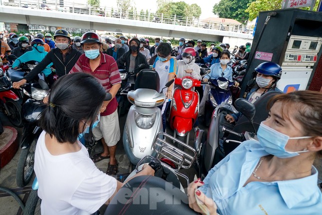 Ám ảnh rào chắn, dây giăng ở cây xăng TPHCM như thời phong tỏa giãn cách xã hội - Ảnh 15.