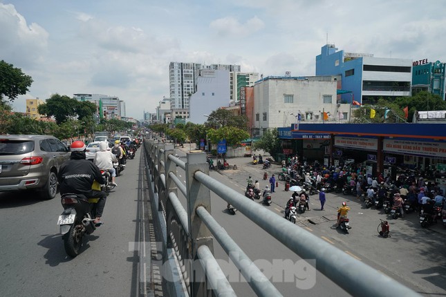 Ám ảnh rào chắn, dây giăng ở cây xăng TPHCM như thời phong tỏa giãn cách xã hội - Ảnh 22.