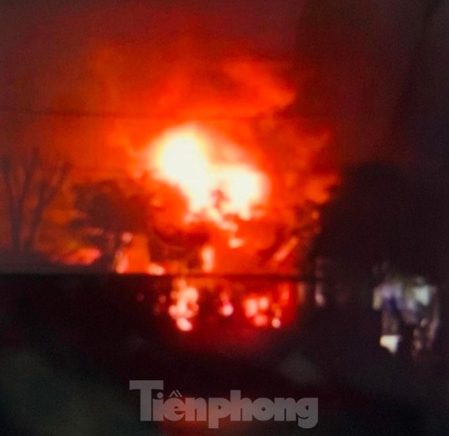 Cháy lớn tại nhà máy nhựa thông ở huyện biên giới Lộc Bình, Lạng Sơn - Ảnh 1.