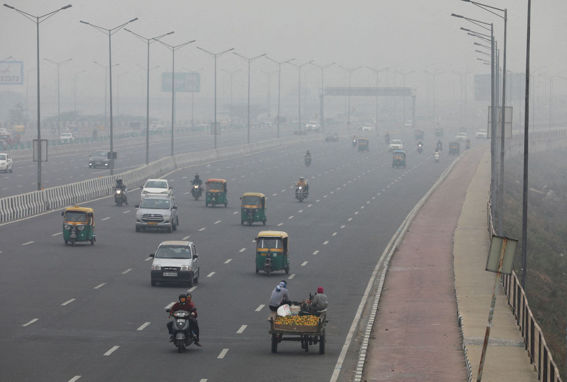 Ô nhiễm không khí nghiêm trọng, cư dân New Delhi kêu gọi đóng cửa trường học - Ảnh 2.