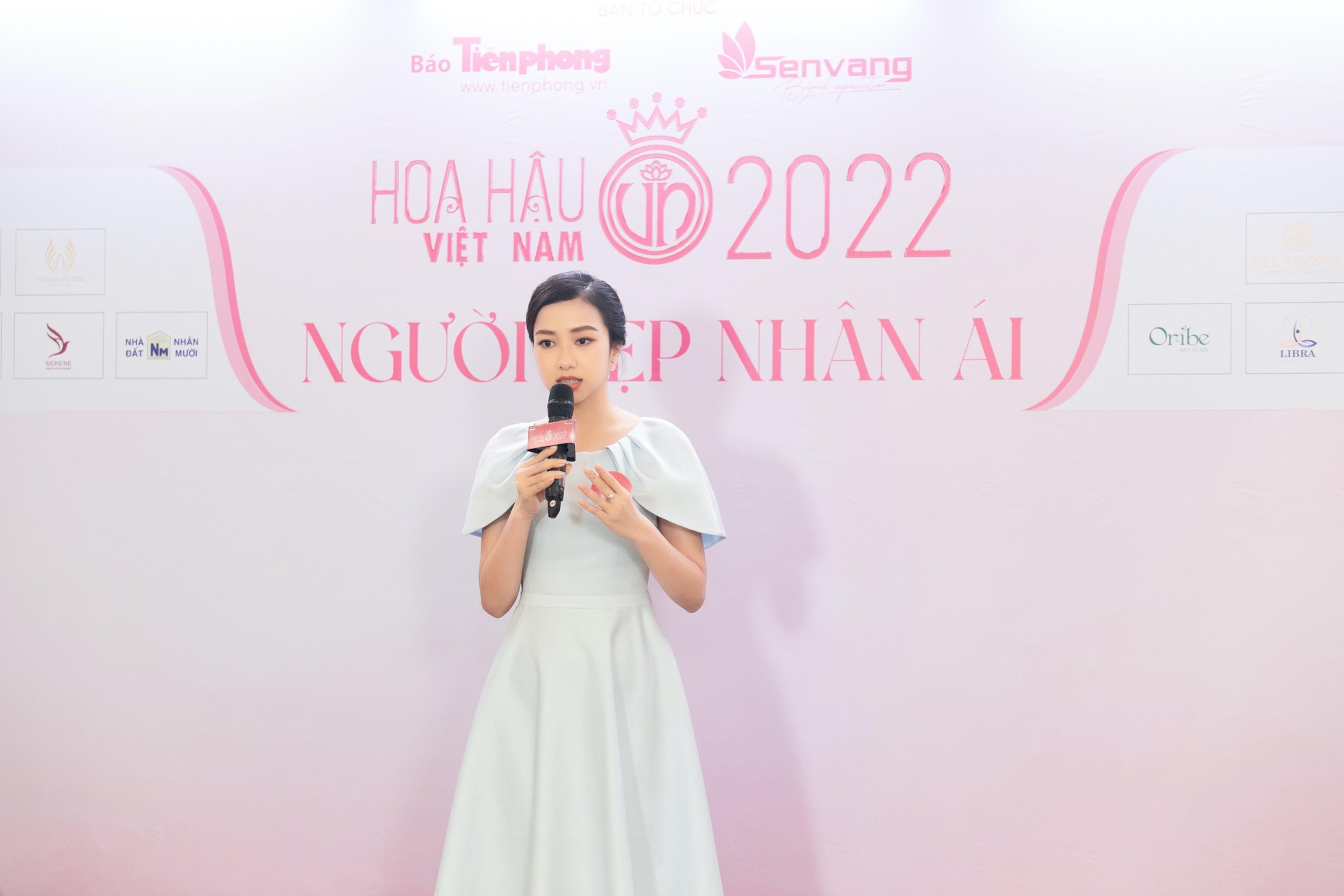 Thí sinh Hoa hậu Việt Nam thuyết trình dự án Nhân ái bằng tiếng Anh - Ảnh 1.
