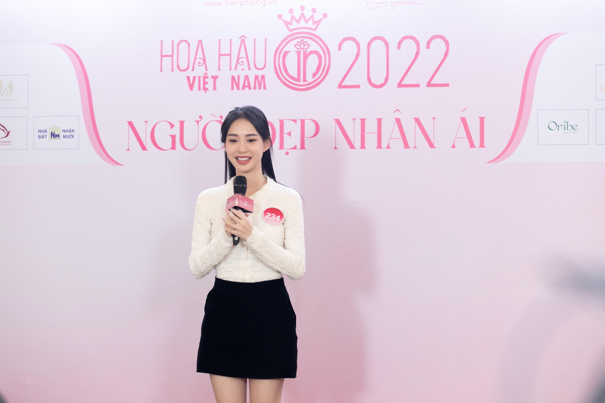 Thí sinh Hoa hậu Việt Nam thuyết trình dự án Nhân ái bằng tiếng Anh - Ảnh 11.