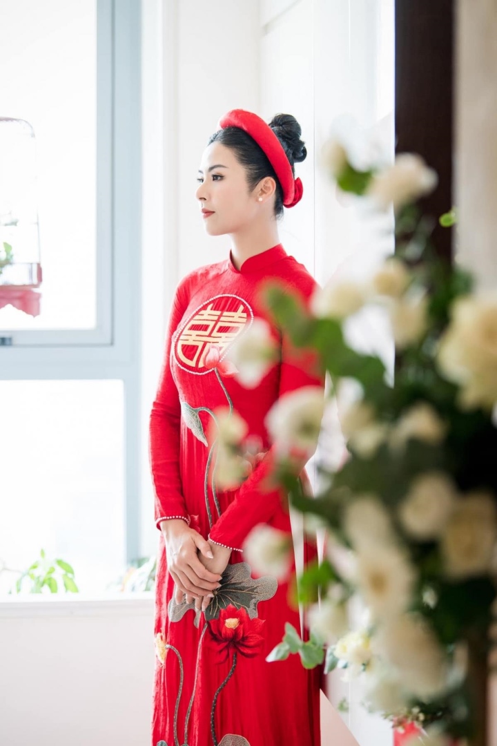 Hoa hậu Ngọc Hân đẹp tinh khôi trong tà áo dài tự thiết kế trong lễ ăn hỏi - Ảnh 9.