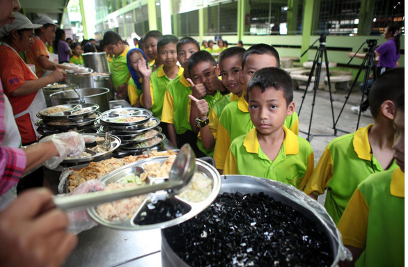 Các nước quản chặt bữa ăn trường học - Ảnh 1.