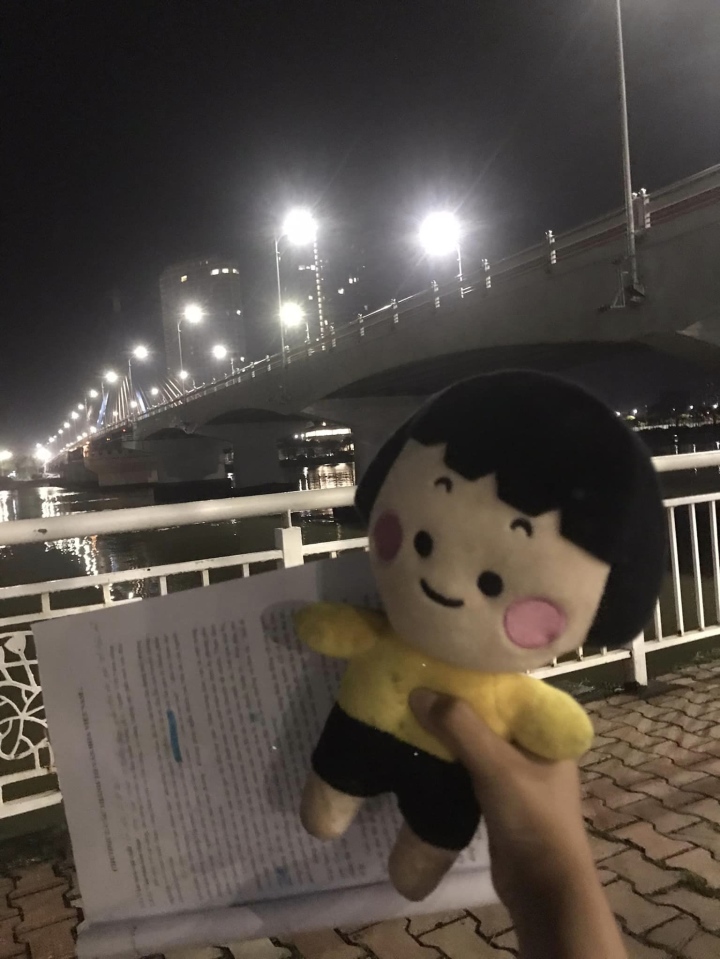 Ra cầu sông Hàn học bài lúc 4 giờ sáng, cô gái gặp phải sự việc không ngờ - Ảnh 1.