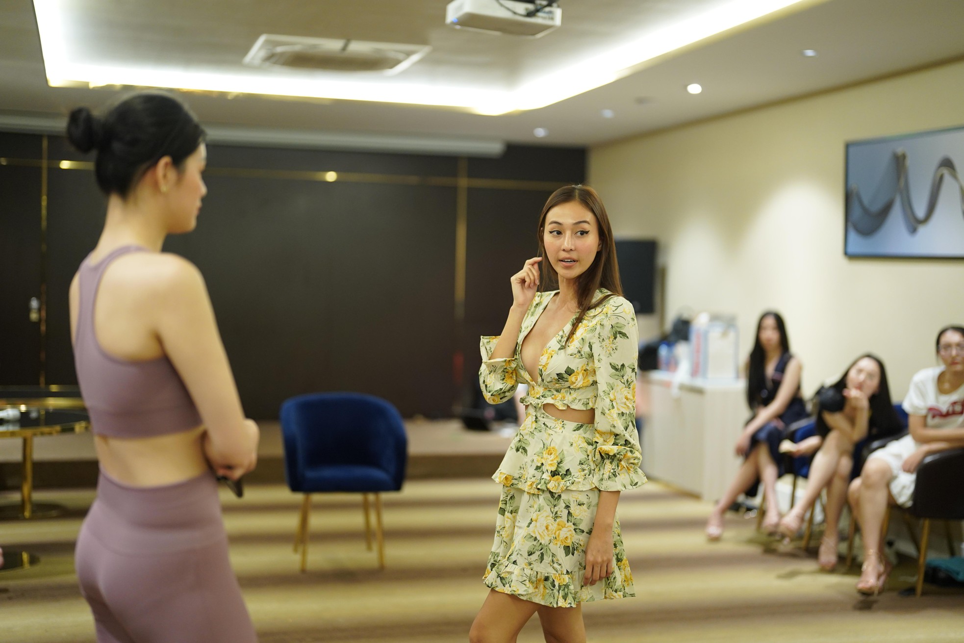 Top 35 Hoa hậu Việt Nam để mặt mộc tập trình diễn - Ảnh 1.