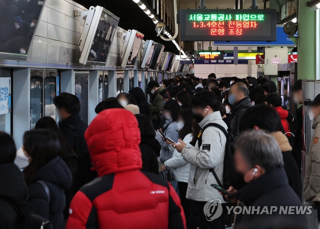 Tàu điện ngầm ở Seoul rối loạn vì đình công quá lớn - Ảnh 3. Tàu điện ngầm ở Seoul rối loạn vì đình công quá lớn - Ảnh 3.