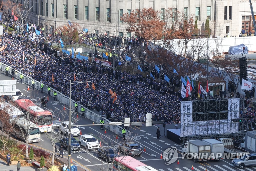 Tàu điện ngầm ở Seoul rối loạn vì đình công quá lớn - Ảnh 2. Tàu điện ngầm ở Seoul rối loạn vì đình công quá lớn - Ảnh 2.
