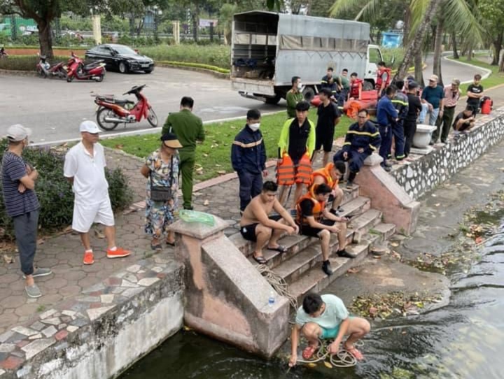 Tìm thấy thi thể bé trai sau gần 3 giờ mất tích ở công viên Thống Nhất, Hà Nội - Ảnh 1.