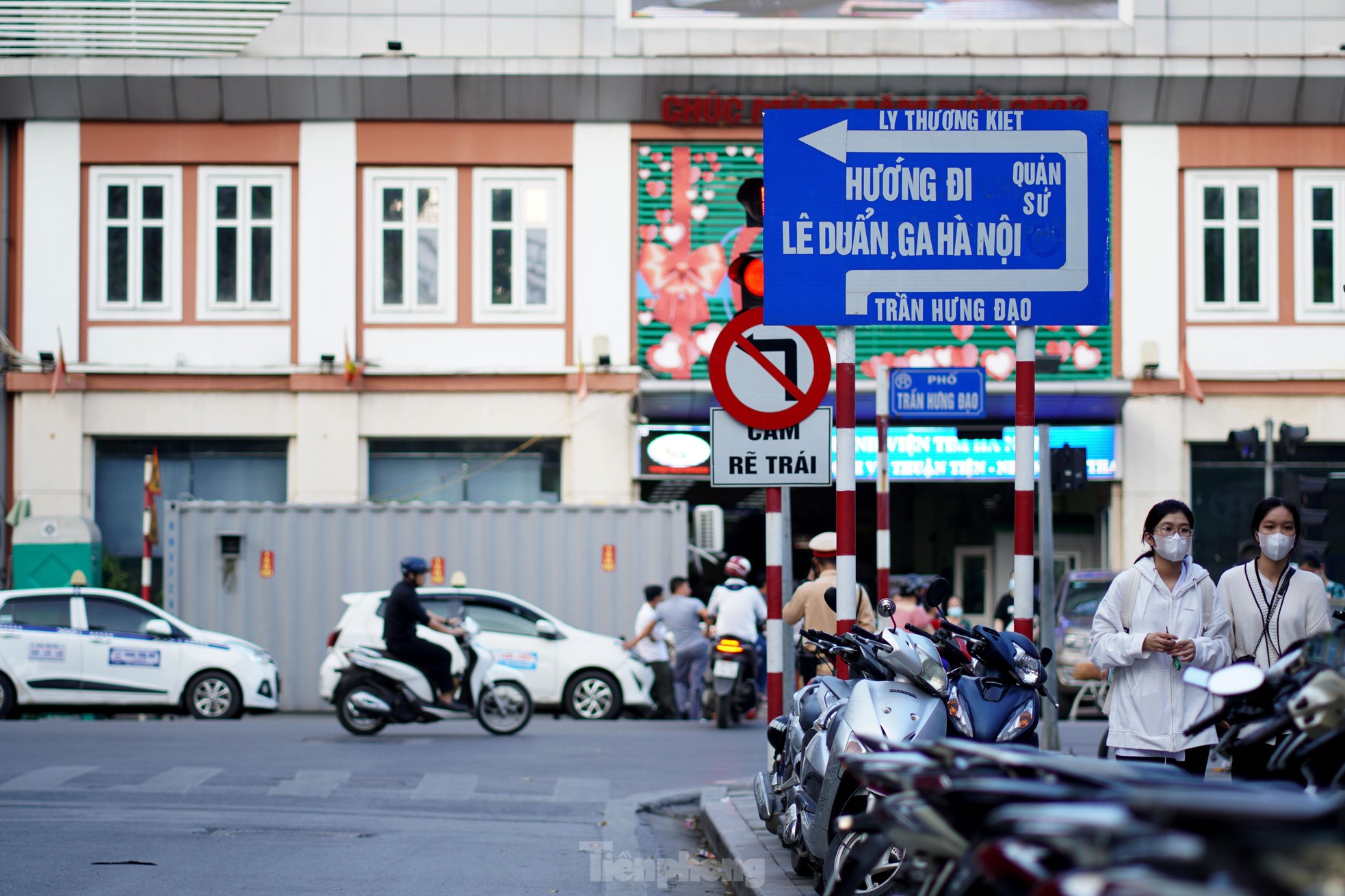 Người dân khổ sở đi lại qua &quot;ma trận&quot; ga ngầm S12 đường sắt Nhổn - Ga Hà Nội - Ảnh 1.