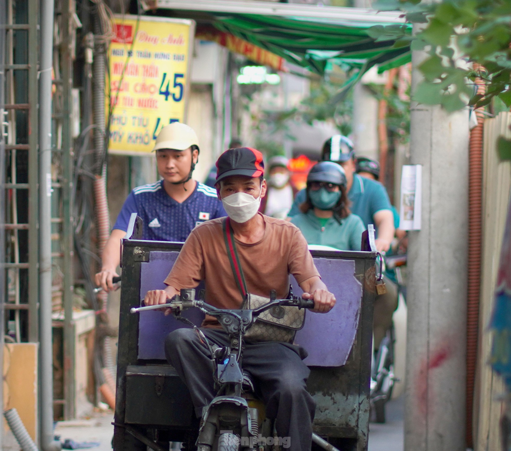 Người dân khổ sở đi lại qua &quot;ma trận&quot; ga ngầm S12 đường sắt Nhổn - Ga Hà Nội - Ảnh 5.