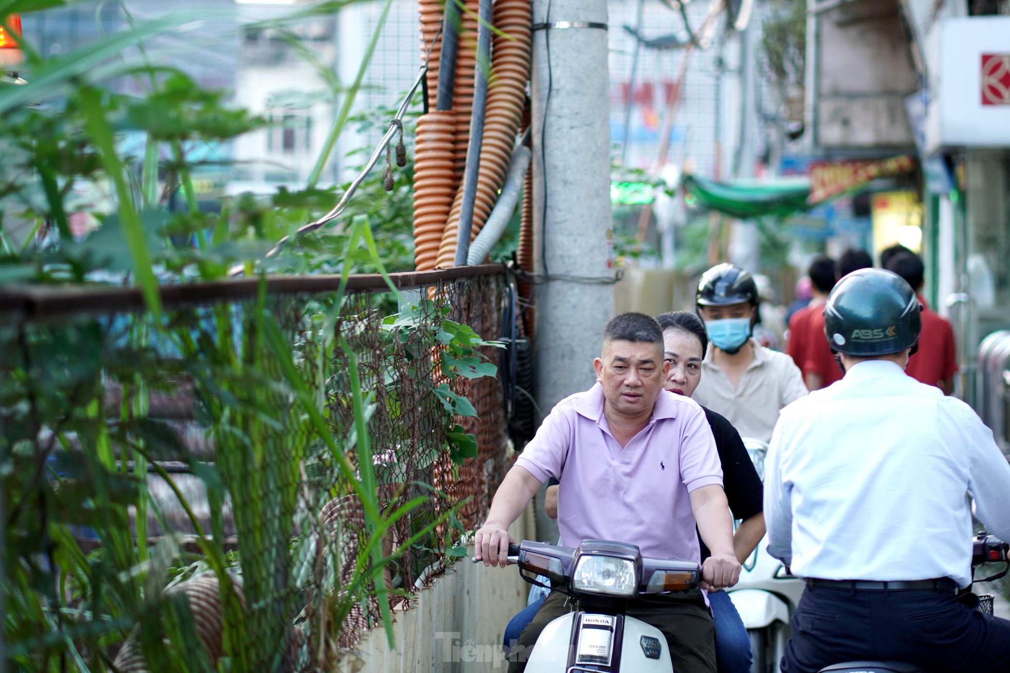 Người dân khổ sở đi lại qua &quot;ma trận&quot; ga ngầm S12 đường sắt Nhổn - Ga Hà Nội - Ảnh 3.