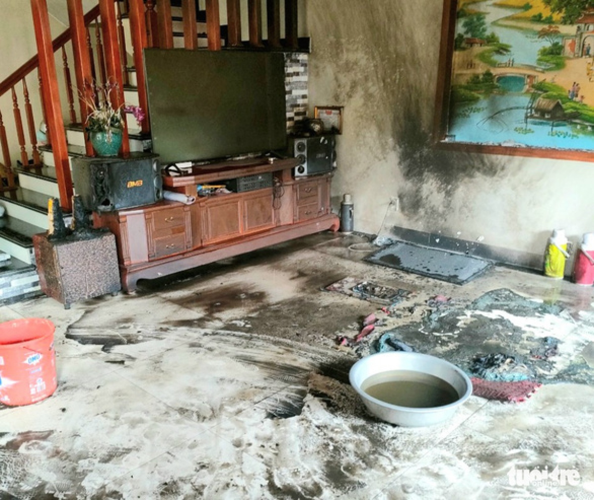 Vụ 3 con gái đổ xăng đốt nhà mẹ đẻ: Khởi tố vụ án hình sự tội Giết người - Ảnh 2. Vụ 3 con gái đổ xăng đốt nhà mẹ đẻ: Khởi tố vụ án hình sự tội Giết người - Ảnh 2.