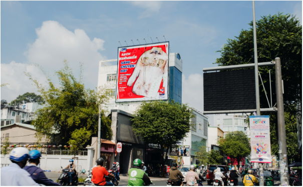 TP.HCM: Triển lãm chiếc áo siêu bẩn khổng lồ mang thông điệp ý nghĩa - Ảnh 1. TP.HCM: Triển lãm chiếc áo siêu bẩn khổng lồ mang thông điệp ý nghĩa - Ảnh 1.