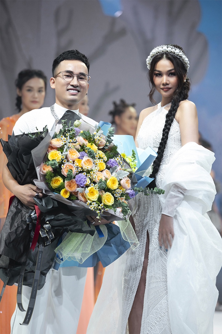 Siêu mẫu Thanh Hằng cùng NTK Hà Duy đưa show thời trang lên rừng - Ảnh 1.