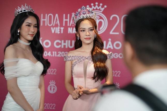 Tiểu Vy và dàn người đẹp dự họp báo chung khảo Hoa hậu Việt Nam 2022 - Ảnh 7.