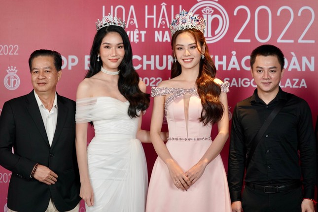 Tiểu Vy và dàn người đẹp dự họp báo chung khảo Hoa hậu Việt Nam 2022 - Ảnh 3.