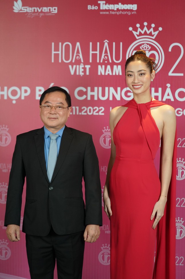 Tiểu Vy và dàn người đẹp dự họp báo chung khảo Hoa hậu Việt Nam 2022 - Ảnh 2.