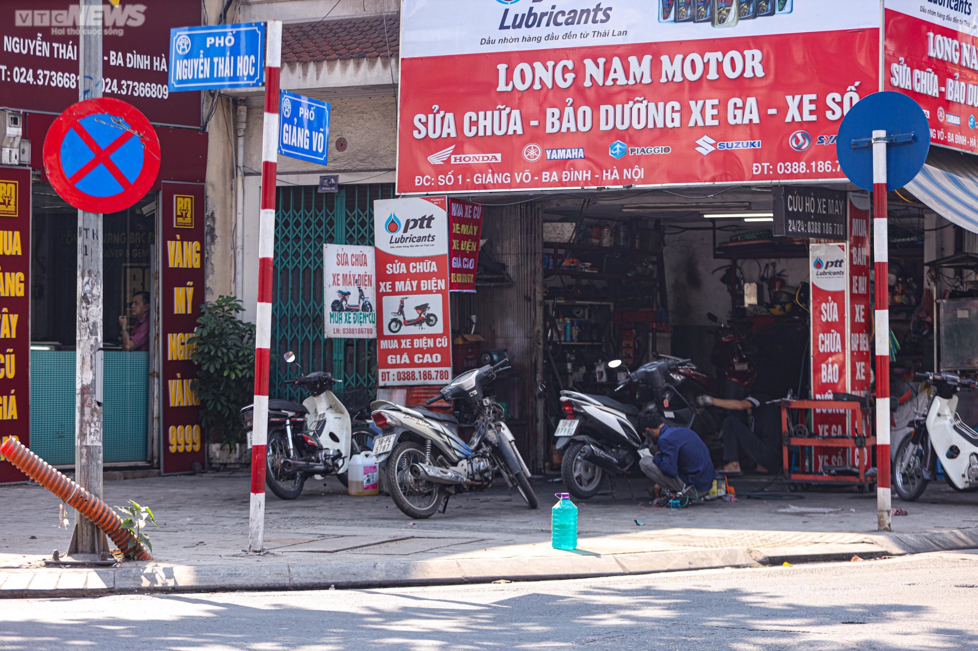 'Trạm xăng di động' xuất hiện trên vỉa hè Hà Nội khi cây xăng treo biển hết hàng - Ảnh 5.