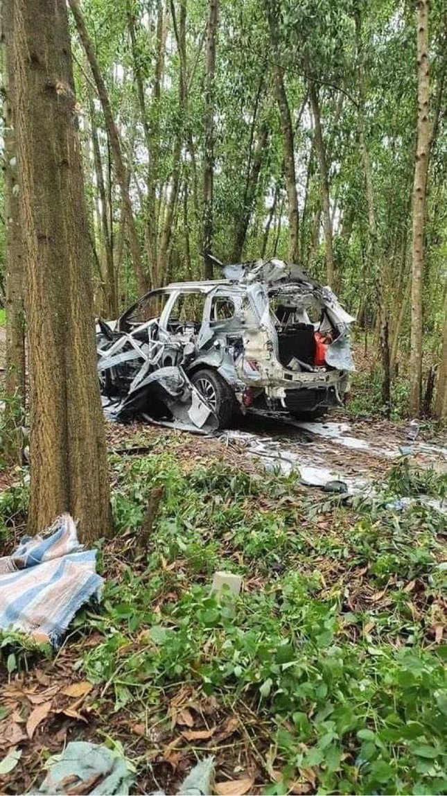 TPHCM: Sau tiếng nổ, ô tô bốc cháy ngùn ngụt trong rừng tràm, một người tử vong - Ảnh 3.